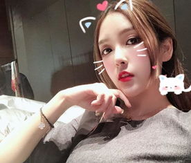 LPL余霜COS风女：黑丝红镜，揭秘魅力秘诀