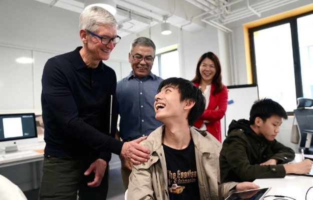 库克丁磊会面 观摩游戏核心