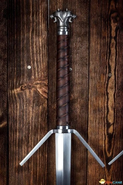 《巫师3》官方授权银剑钢剑完整比例打造，精致绝伦