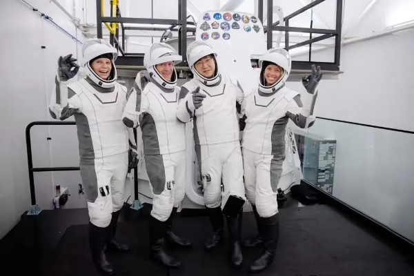 SpaceX首次载人绕地球两极飞行任务