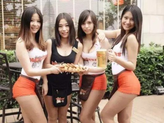 KTV美食诱惑，服务员身材健硕肉感十足