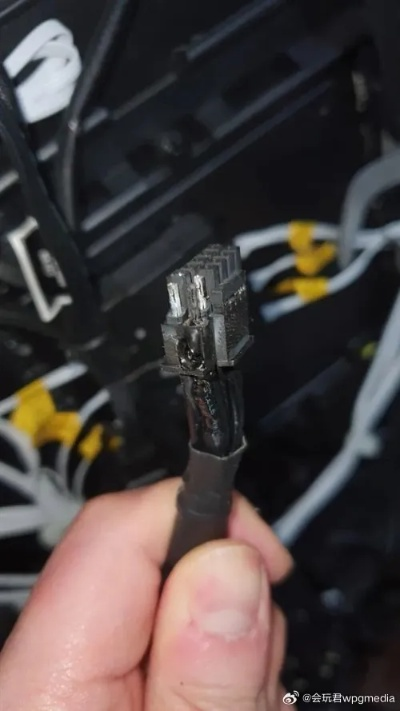 微星RTX 5090 12针供电接口再爆燃！电源两端熔毁