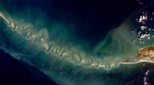 日食惊现“恶魔之角”，全球多地目睹奇观！