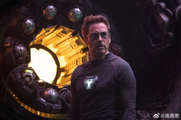 小罗伯特·唐尼60岁庆生晒新发型，还原灭霸精髓