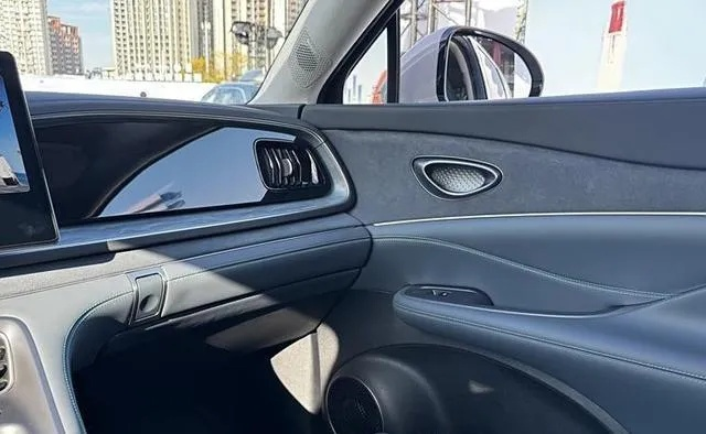 比亚迪海狮07DM-i智驾版内饰亮相：冷暖冰箱、座椅按摩
