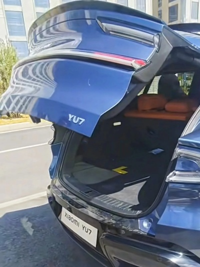 小米YU7车顶亮相！搭载可变天幕：紫光吸睛亮点