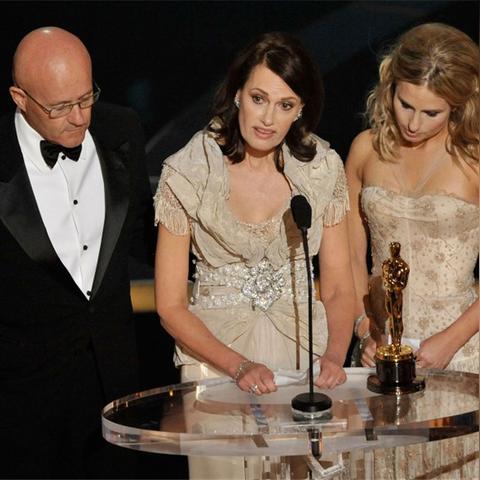 《小丑牌》获英国奥斯卡游戏大奖 小丑演员领奖引关注