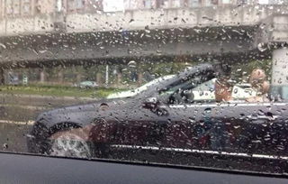 暴雨倾盆，有人撑伞有人开盾