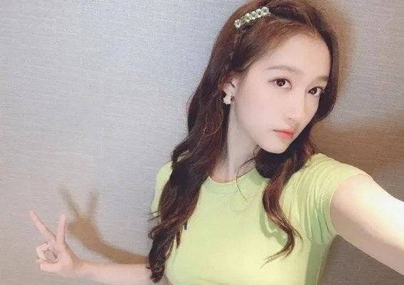 关晓彤换发造型引关注，本人称方便出行