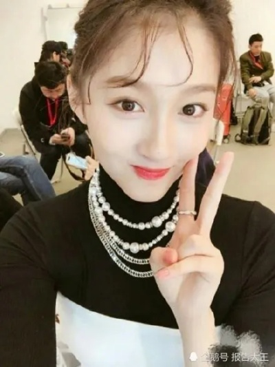 关晓彤换发造型引关注，本人称方便出行