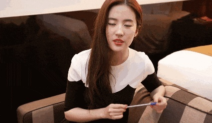 刘亦菲紧张手抖 蕾丝加攻速午间动态图