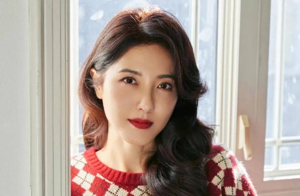 曾黎灾难公关引热议，转卖粉丝礼物引争议