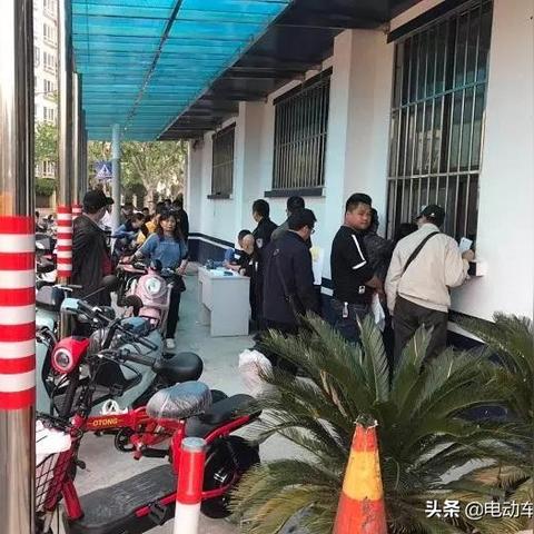 五一高速充电量猛增15%，电动爹排队等候