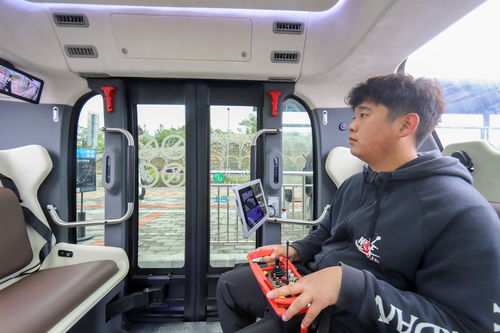 贵州首条无人驾驶公交线开通 单向全程5公里