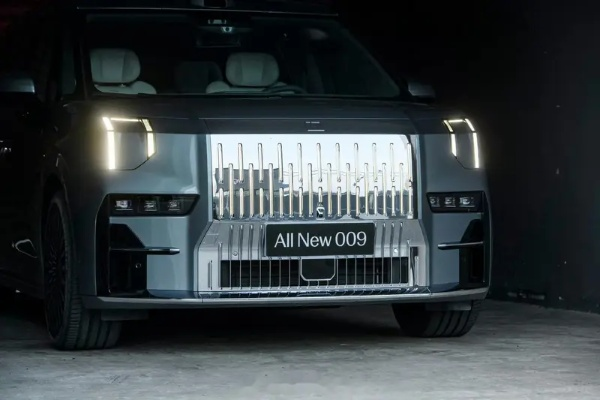 赵心童斯诺克世锦赛夺冠 座驾曝光：147专属拉花极氪009