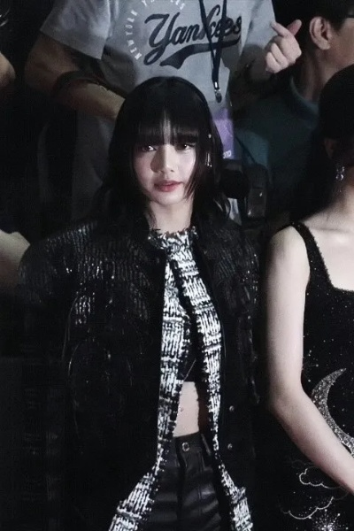 lisa蕾丝套装走红毯 平正反面很难分辨的动态图