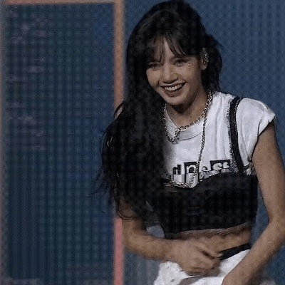 lisa蕾丝套装走红毯 平正反面很难分辨的动态图