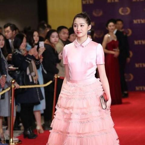 关晓彤嘴里咬戒指造型 细枝结硕果身材的动态图