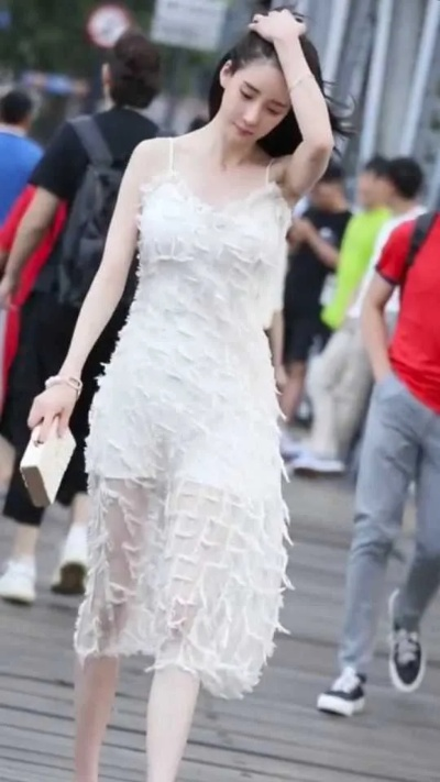 如果吊带要剪掉一条？不懂女生小心思的囧图