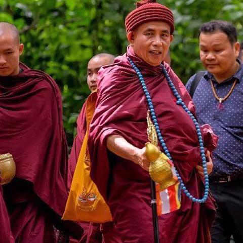 泰国高僧也来逛《黑神话》展了！参观打坐交流佛法