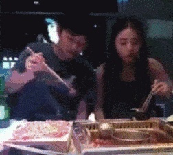 穿破洞黑丝吃火锅 这眼不知道该看哪的动态图