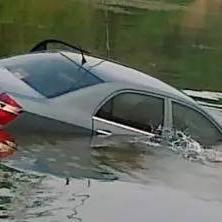 新能源汽车隐藏式门把手危害 专家炮轰是“脑残设计”：阻碍逃生