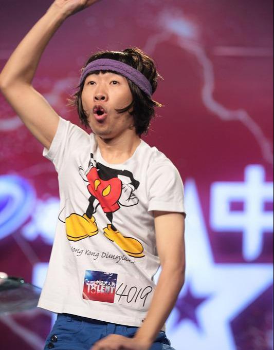 18w可以摸一次爱豆脸 有事是真上的动态图