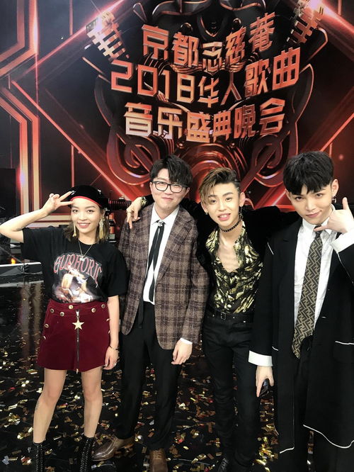 冯骥杨奇等人与金亨泰合影留念！杨奇看上去有点憔悴