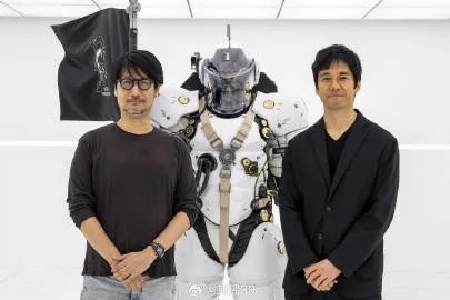 小岛秀夫晒与西岛秀俊合影：二人姿势神同步！