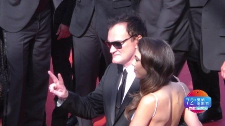 昆汀牵手爱妻亮相戛纳开幕式 夫妻色号差太多引吐槽
