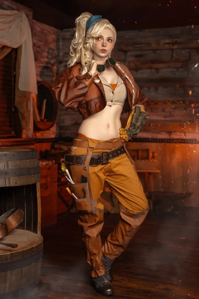 碍事梨COS《怪猎荒野》杰玛：小蛮腰身材火辣！