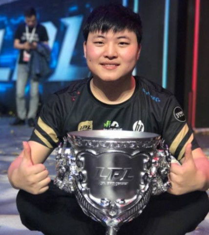 无冕之王！《英雄联盟》官宣Uzi荣膺名人堂第二位成员