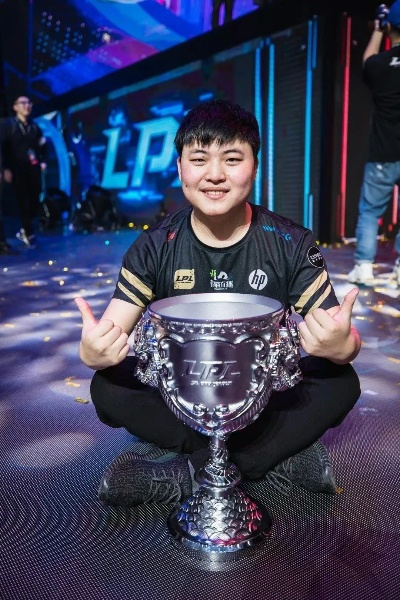 Uzi入选名人堂登热搜引网友热议：拳头选择难以服众