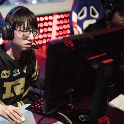 RNG祝贺Uzi撞上官司开庭!玩家:太有节目效果了