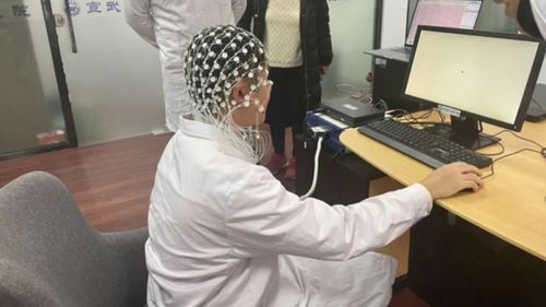 脑机接口大突破！中国61岁完全截瘫男子站起来了