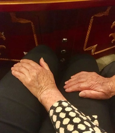 看看这双腿多么纯真 你当爷爷我要奶奶的囧图