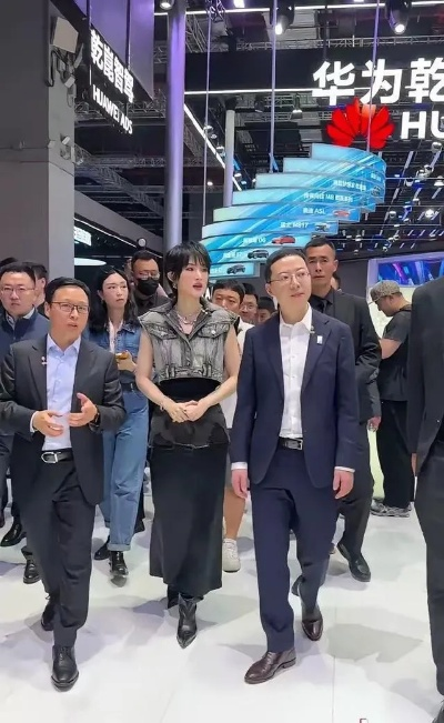 姚安娜入职长安汽车任工号1001 董事长朱华荣陪同