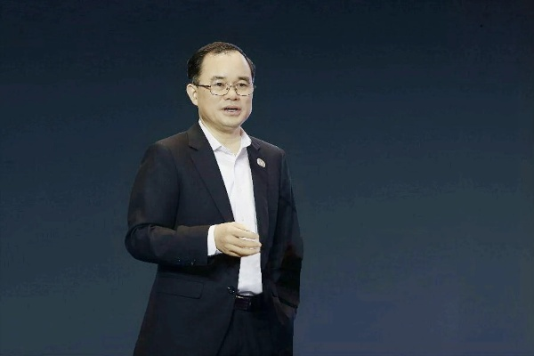 姚安娜入职长安汽车任工号1001 董事长朱华荣陪同