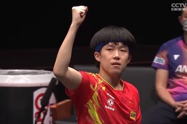 回球失误 王楚钦吐舌头 解说：胜利在望正是兴奋时