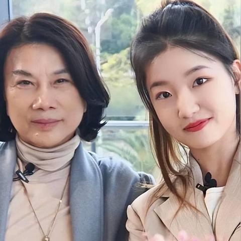 孟羽童凌晨发文再谢董明珠 晒与董明珠五年对比合影