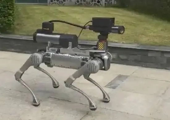 成都造机器狗“削树如泥” 搭载激光炮