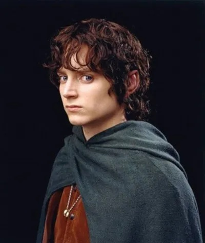 弗罗多变“咕噜”！伊利亚伍德新片变态形象引热议