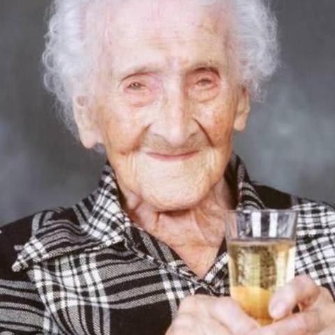 300岁TVB老人勇闯男团登热搜 跳《晚安大小姐》