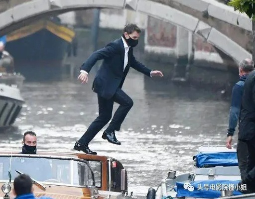 汤姆·克鲁斯拍《碟中谍8》累瘫 被工作人员抬下飞机