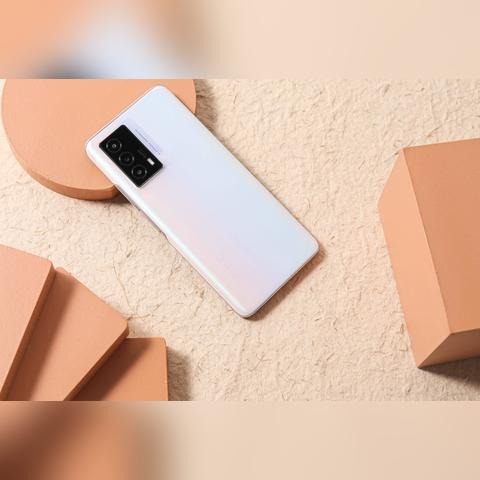 强光也能看清!小米YU7天际屏可视峰值亮度1200nits