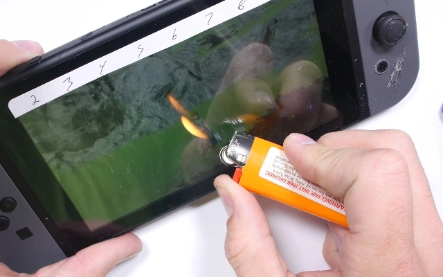 《国外玩家暴力测试Switch 2耐久性 刀割火烧》