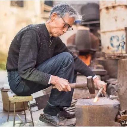 《烈焰之刃》西班牙战神“打铁”上线！PS官方独家预告震撼来袭