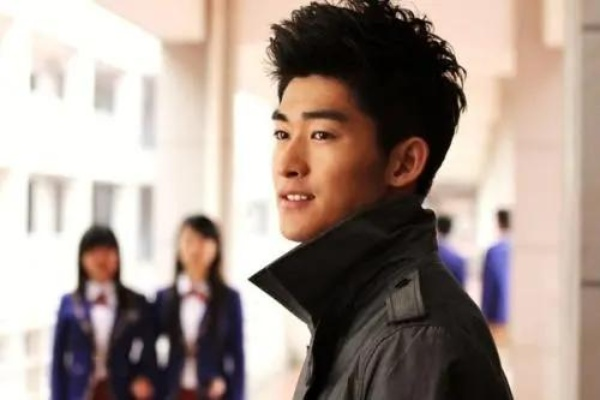 《张翰40岁逆龄出演高中生，正道非盗剧引热议》