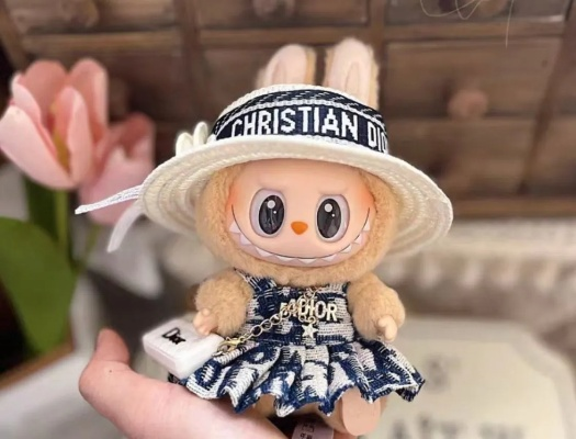 义乌女老板3月开3店，Labubu娃衣销量爆表！