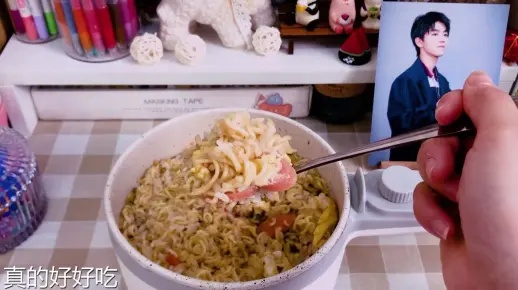 《剑星制作人开服忙里偷闲，泡面配米饭菜色曝光！》